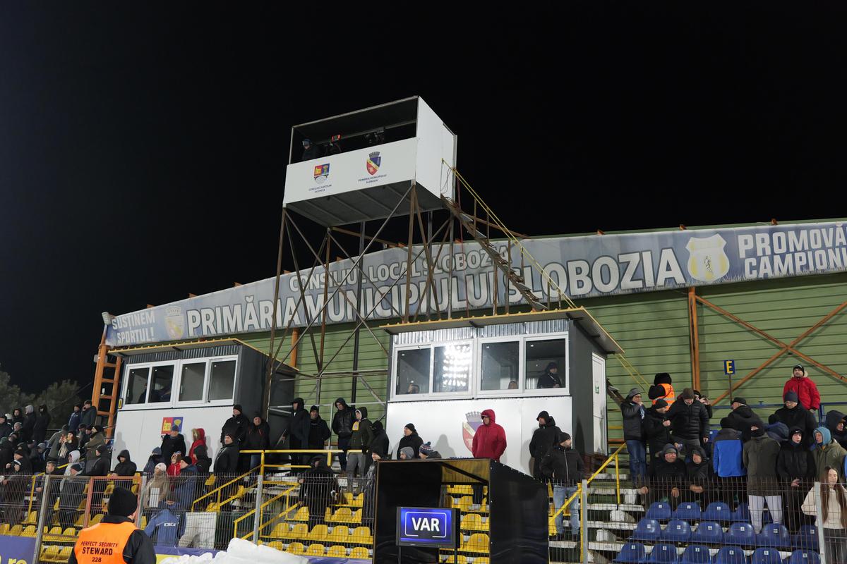 Nemaivăzut! I-au transformat în „alpiniști”: soluții tehnice periculoase la Slobozia - Craiova