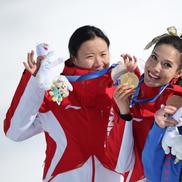 Eileen  Gu alături de Li Fanghui și Zoe Atkin  FOTO Guliver/GettyImages