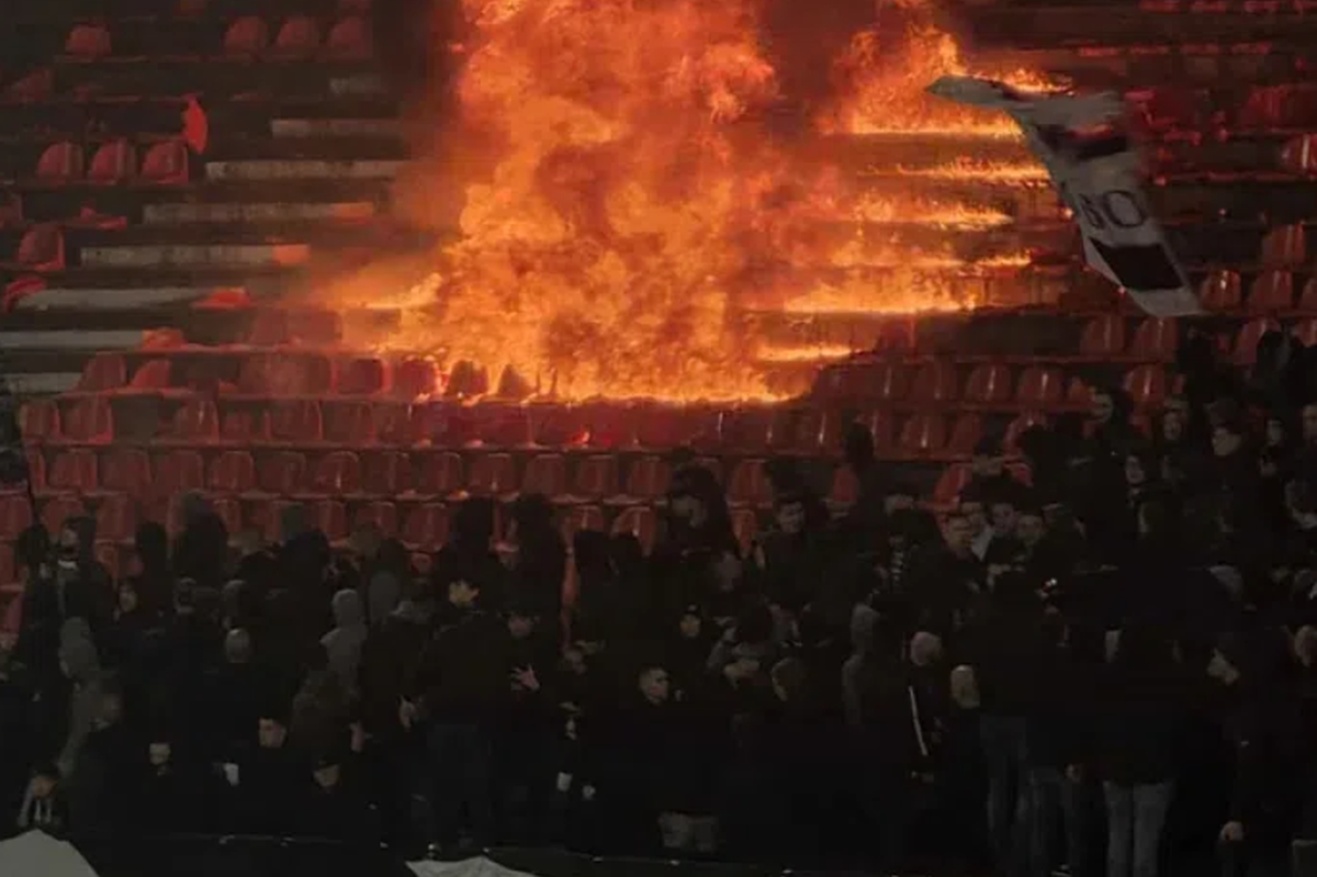 Au făcut scandal și au pierdut! Rivalii au incendiat arena la derby
