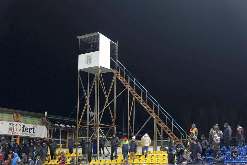 Așa arată cabinele pentru operatorii TV pe stadionul din Slobozia // foto: Andrei Furnigă (GSP.ro)