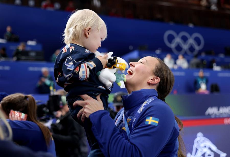 Agnes Knochenhauer și băiețelul ei la JO Milano Cortina 2026 Foto: Guliver/GettyImages Aurul olimpic cucerit pe gheață și oferit copiilor: „Au înțeles că se va întâmpla ceva mare”
