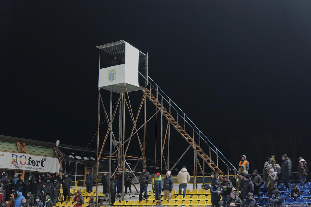 Imagini de la stadionul din Slobozia cu cabinele pentru operatorii TV // foto: Andrei Furnigă (GSP.ro)