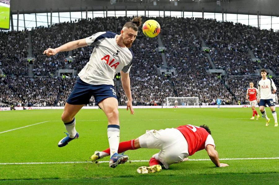 Radu Drăgușin în Tottenham - Arsenal 1-4 // foto: Guliver/gettyimages Verdict dur după derby-ul Londrei: „Drăgușin a comis un păcat capital. L-a făcut pe Gyokeres să pară bun!”