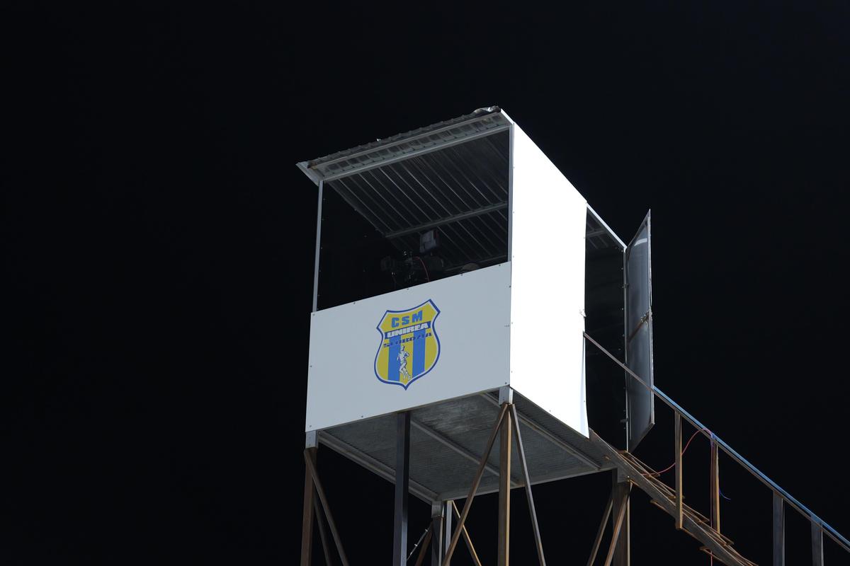 Imagini de la stadionul din Slobozia cu cabinele pentru operatorii TV // foto: Andrei Furnigă (GSP.ro)