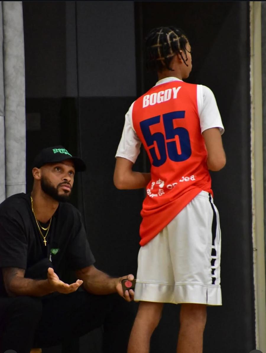Kris Richard, dându-i indicații fiului său/Foto: Instagram (Kris Richard) Kris, americanul venit să scrie istorie în România, adoră sarmalele și dezvăluie celelalte două hobby-uri: „Nu prea am timp de asta decât vara”