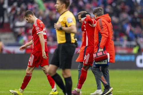Alphonso Davies părăsește terenul cu tricoul tras pe figură / Foto: Imago