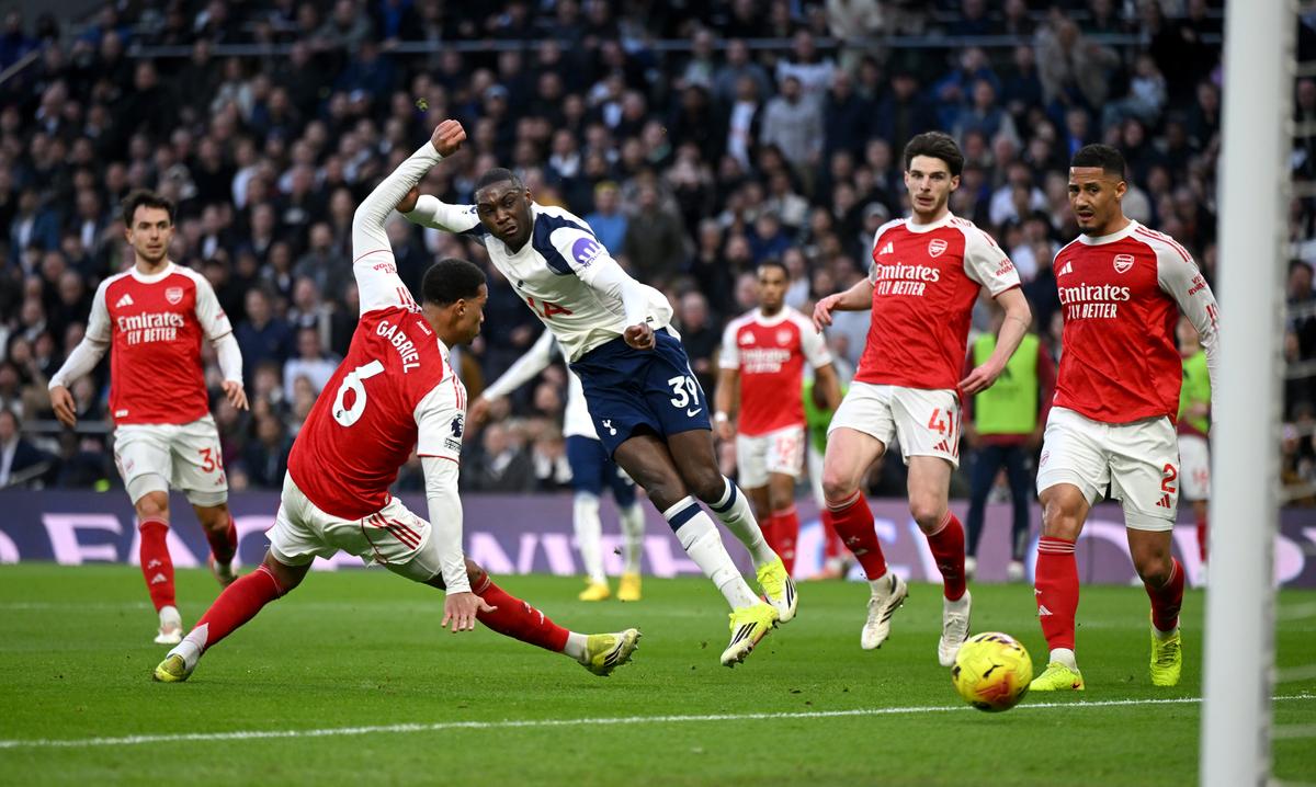 Englezii l-au luat la bani mărunți pe Radu Drăgușin după Tottenham - Arsenal: „Românul a fost...”