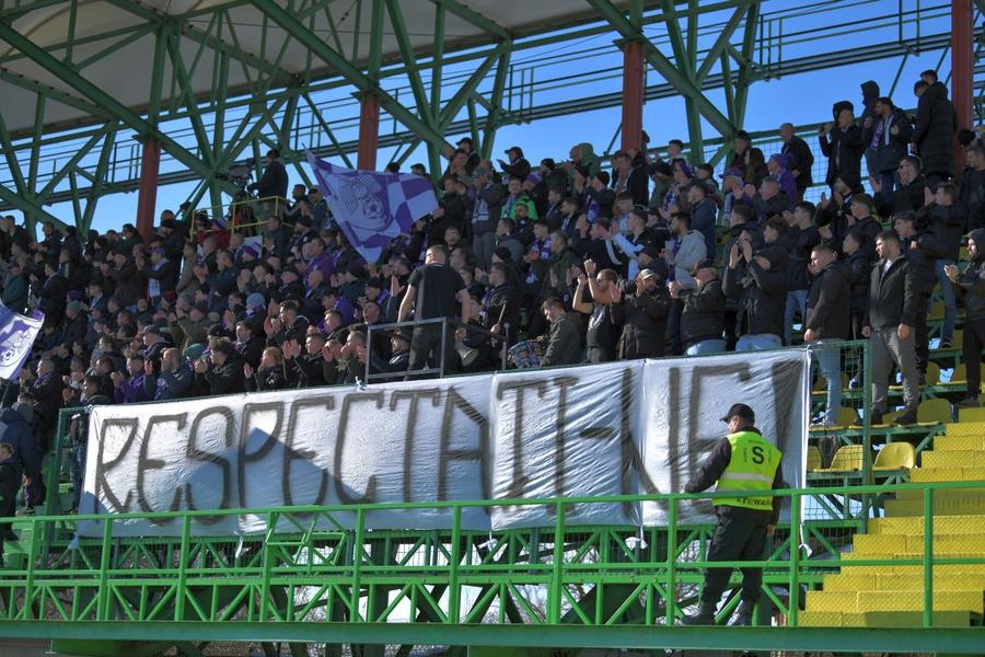 Fanii lui FC Argeș și-au manifestat nemulțumirea prin intermediul unor bannere la partida cu Farul Constanța // FOTO: Sport Pictures N-au ratat ocazia! Bannerele afișate de fanii lui FC Argeș în semn de protest, la primul meci după gafa lui Petrescu