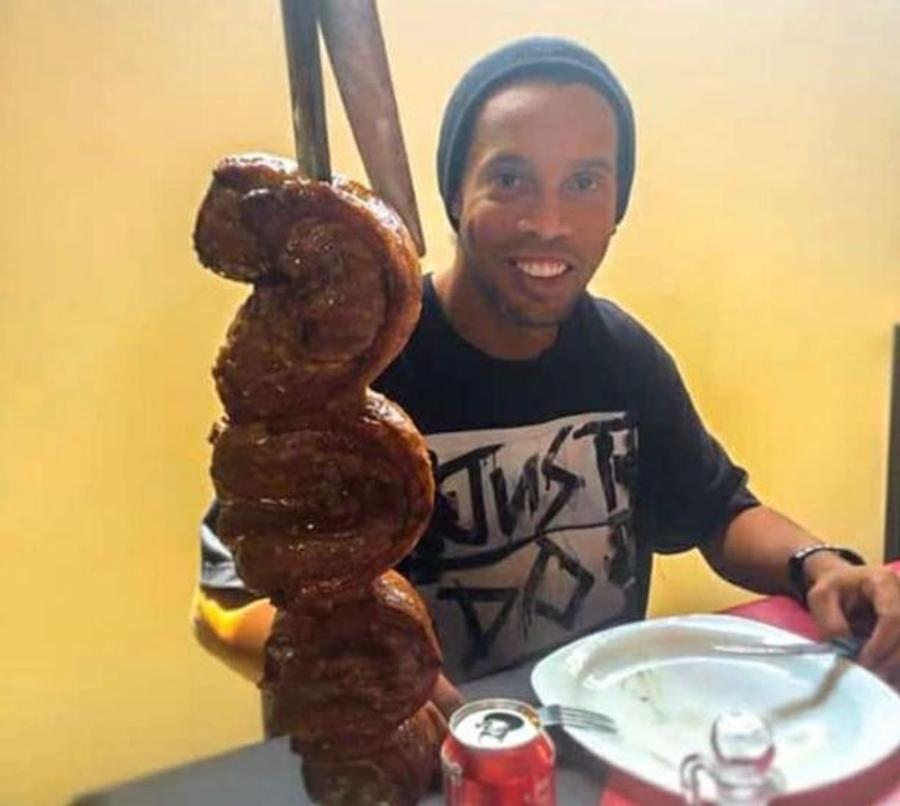 sursă foto: twitter @DanEdwardsGoal Ronaldinho și-a serbat cea de-a 40-a aniversare în spatele gratiilor » Cum a fost surprins deținutul nr. 194 + mesajele lui Ronaldo și Roberto Carlos