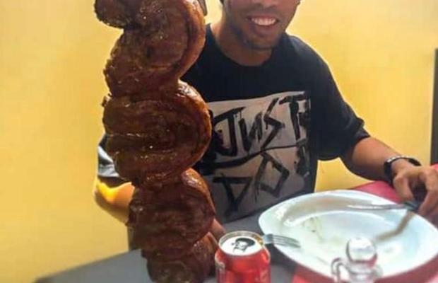 Ronaldinho și-a serbat cea de-a 40-a aniversare în spatele gratiilor » Cum a fost surprins deținutul nr. 194 + mesajele lui Ronaldo și Roberto Carlos