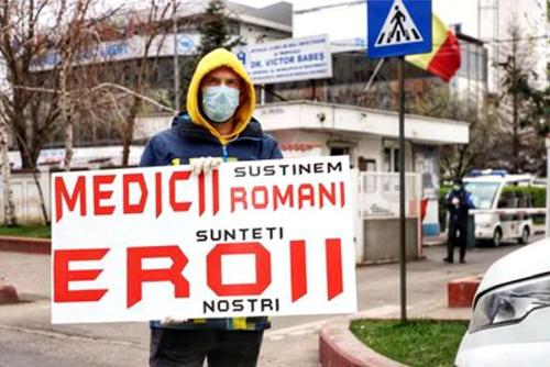 Mesajul afișat de participanții la marș // sursă foto: Libertatea