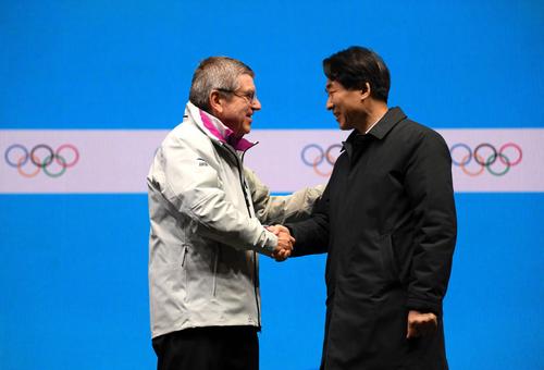 Thomas Bach, stânga imaginii