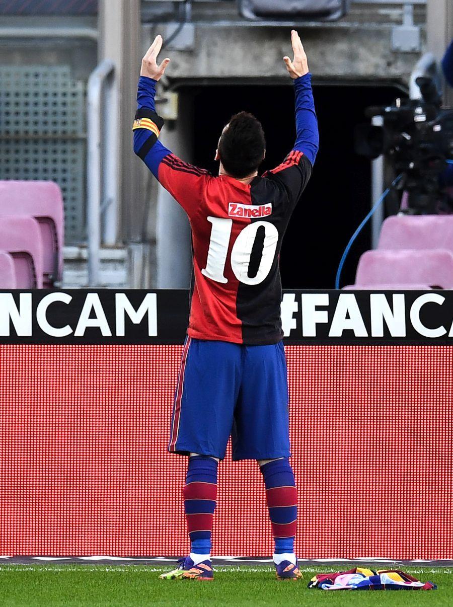 Messi, în tricoul lui Newell’s Old Boys , într-un omagiu pentru Maradona // foto: Guliver/gettyimages O nouă ipoteză privind viitorul lui Messi: „Dacă Maradona a făcut-o, o să vrea și el”