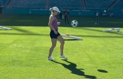 Simona Halep, de neoprit și cu mingea de fotbal! Jucătoarea de tenis a uluit pe stadionul din Miami: „Noul meu record”