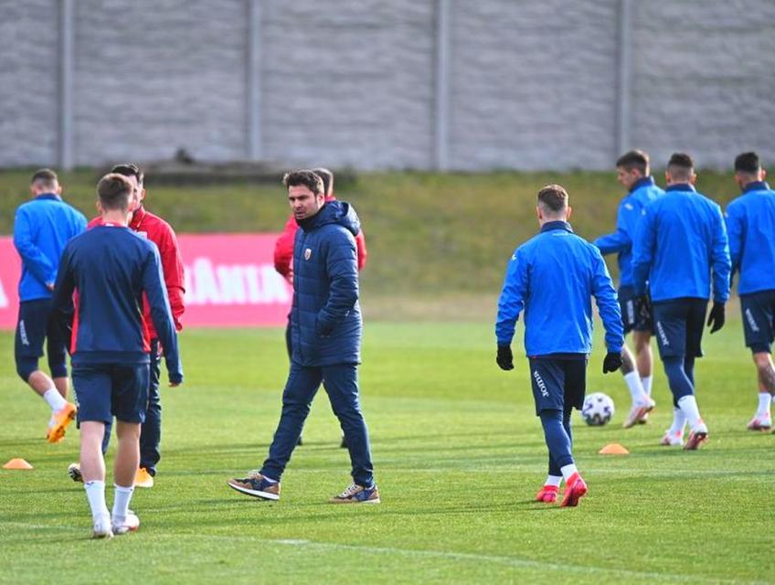 Postul de atacant pare să fie ultimul semn de întrebare pentru Adrian Mutu. Selecționerul naționalei U21 are de ales între doi jucători fără realizări în ultimele luni, George Ganea (21 de ani) şi Adrian Petre (23 de ani).