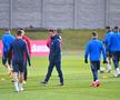 Postul de atacant pare să fie ultimul semn de întrebare pentru Adrian Mutu. Selecționerul naționalei U21 are de ales între doi jucători fără realizări în ultimele luni, George Ganea (21 de ani) şi Adrian Petre (23 de ani).