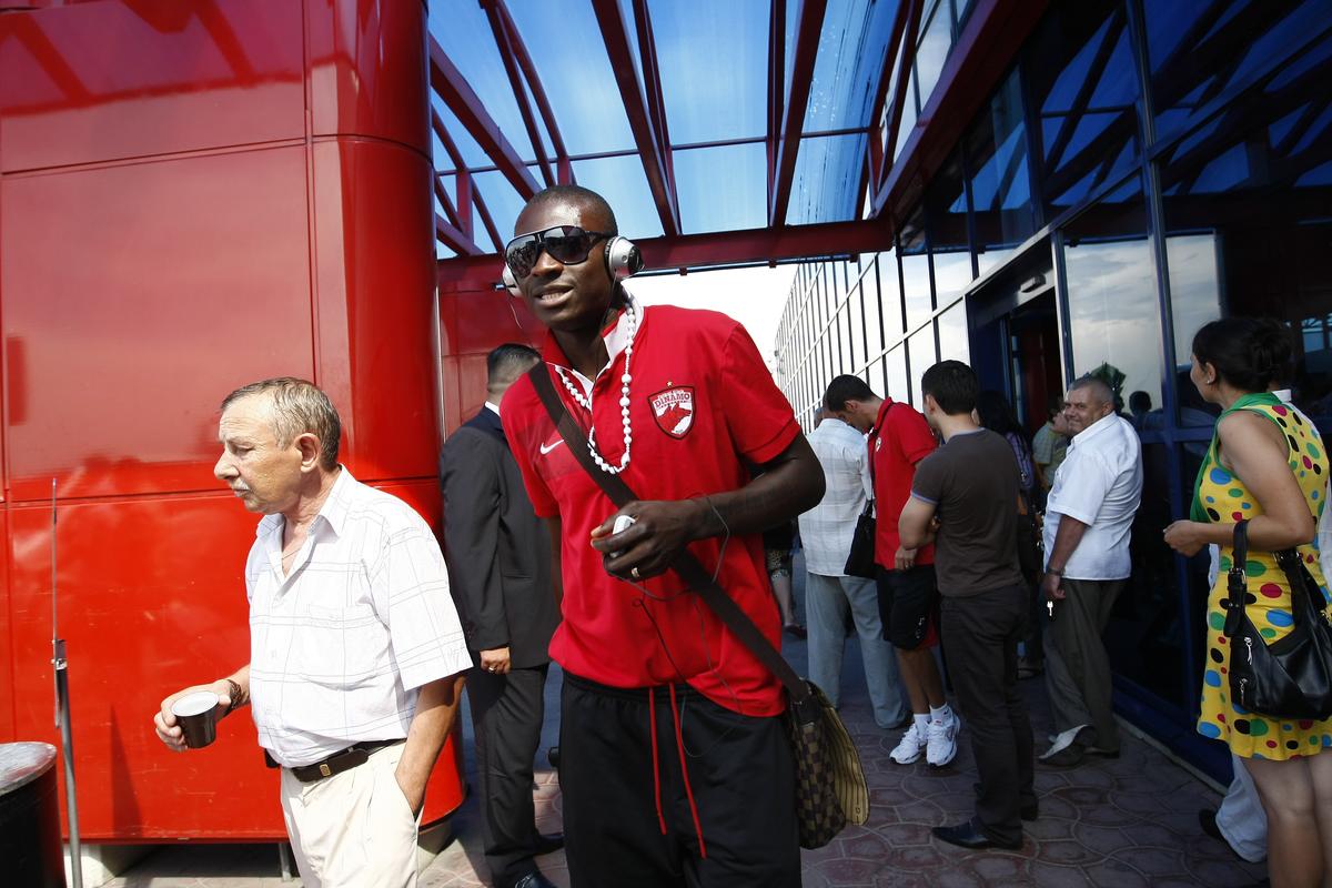 Ousmane N'Doye la 44 de ani » Palme în serie în vestiar, o înțelegere haioasă cu Șumudică și cum s-a rătăcit în Poiana Brașov: „Poate s-a întâlnit cu ursul”