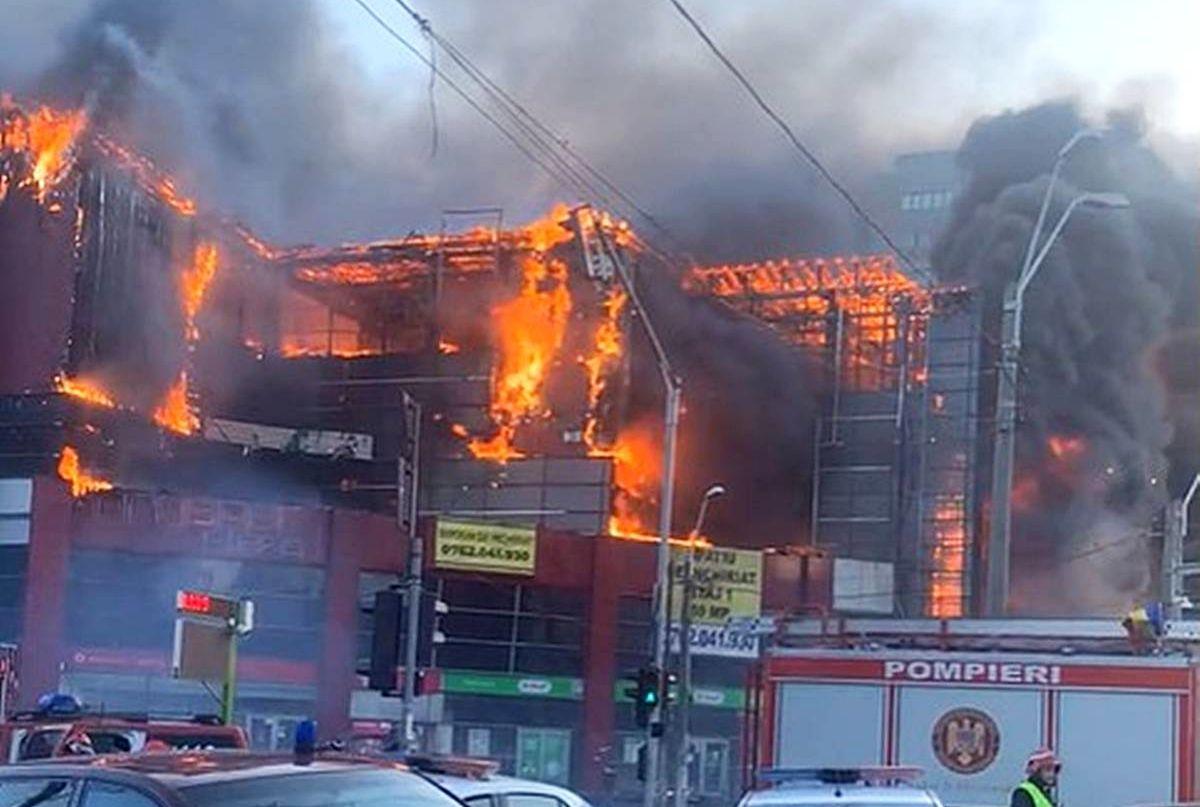 Incendiu puternic la un centru comercial din București