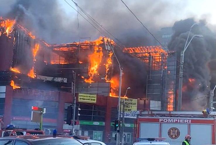 Un incendiu puternic a avut loc marți după-amiază, la un centru comercial din sectorul 5 al Capitalei.