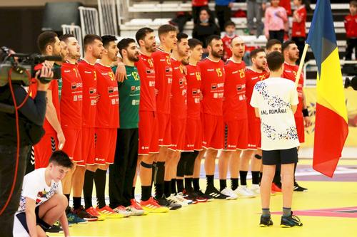 Naționala României cântând imnul la cel mai recent meci, cel cu Macedonia de Nord, câștigat cu 24-22, dar fără ca victoria să conteze pentru calificarea la CM 2023 // FOTO sportpictures