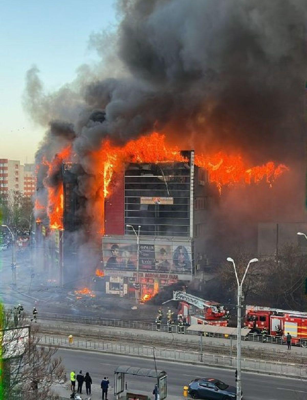 Incendiu puternic la un centru comercial din București
