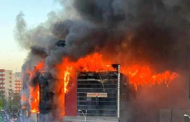 Incendiu puternic la un centru comercial din București » Clădirea, distrusă de flăcări