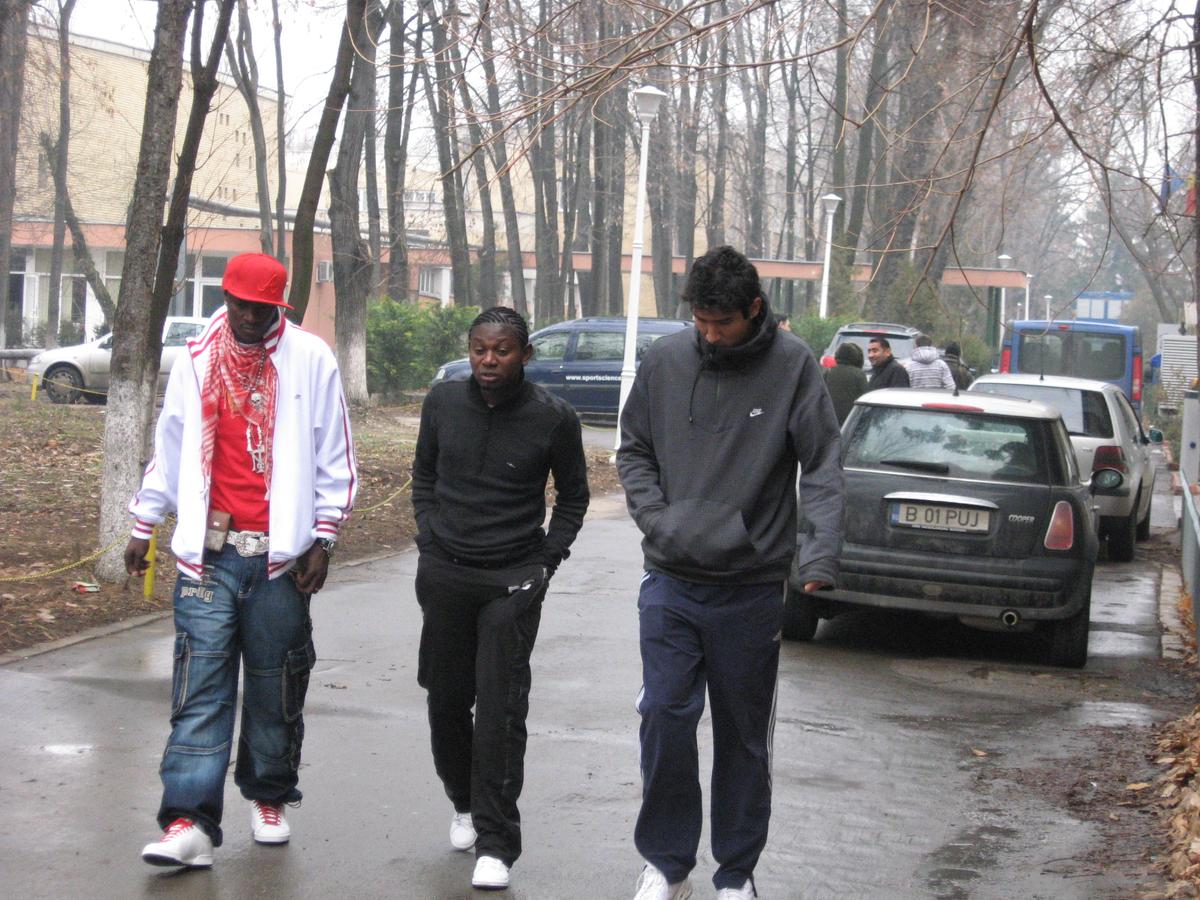 Ousmane N'Doye la 44 de ani » Palme în serie în vestiar, o înțelegere haioasă cu Șumudică și cum s-a rătăcit în Poiana Brașov: „Poate s-a întâlnit cu ursul”