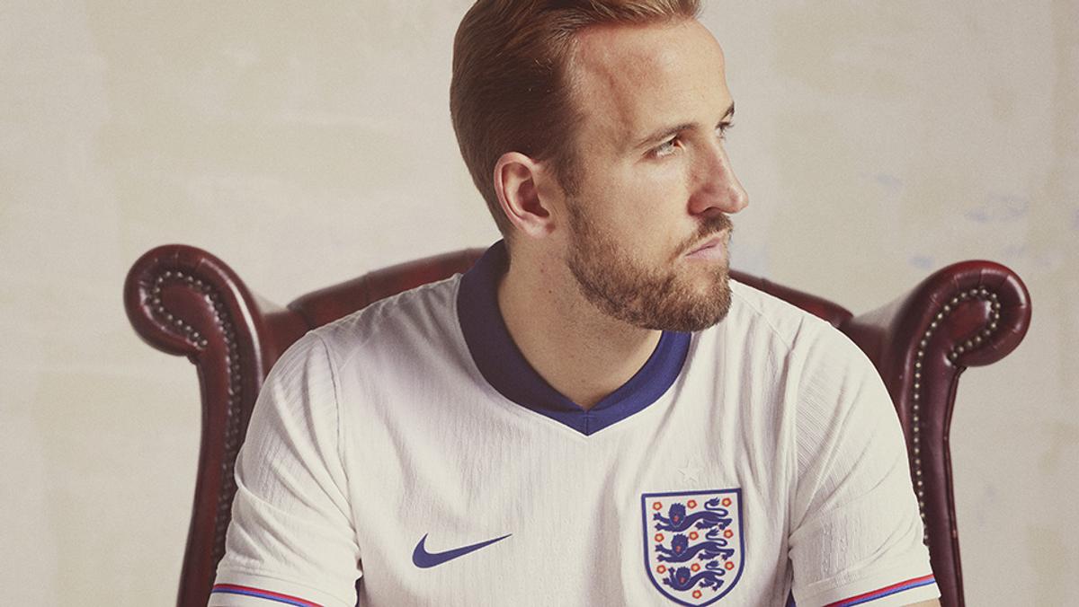 Noul echipament al Angliei stârnește controverse » Ideea „jucăușă” a celor de la Nike l-a înfuriat pe cel mai selecționat fotbalist