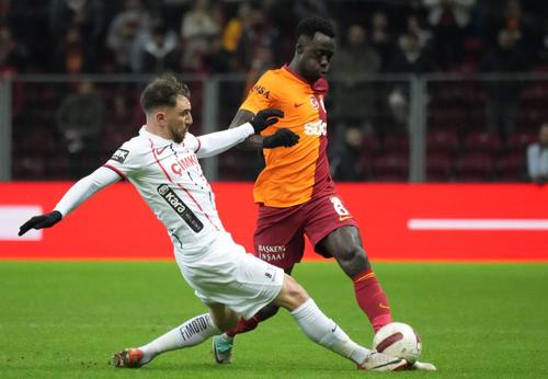 Deian Sorescu (în duel cu Davinson Sanchez) nu mai lipsește dintre titulari la Gaziantep / Foto: Imago