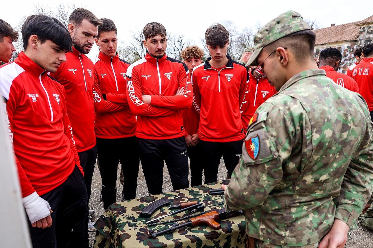 Imagini inedite cu jucătorii lui Mircea Rednic în tancuri și cu armament de luptă în mână