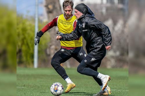Xian Emmers, în negru // foto: Facebook @ FC Rapid 1923