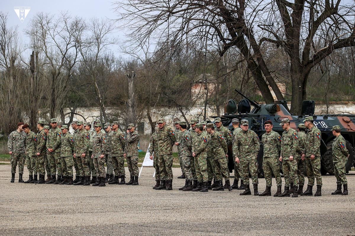 Imagini inedite cu jucătorii lui Mircea Rednic în tancuri și cu armament de luptă în mână