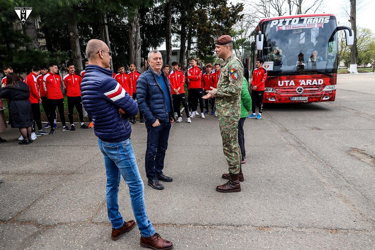 Imagini inedite cu jucătorii lui Mircea Rednic în tancuri și cu armament de luptă în mână