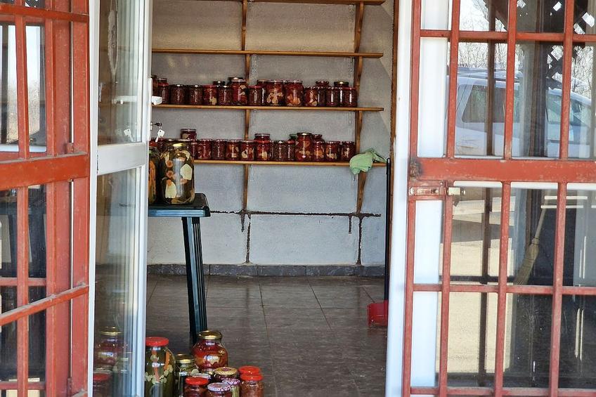 Magazin cu murături și barăci fără autorizație în baza sportivă de 300.000 de euro, din comuna Conțești, județul Dâmbovița (foto: Maria Andrieș/Libertatea)