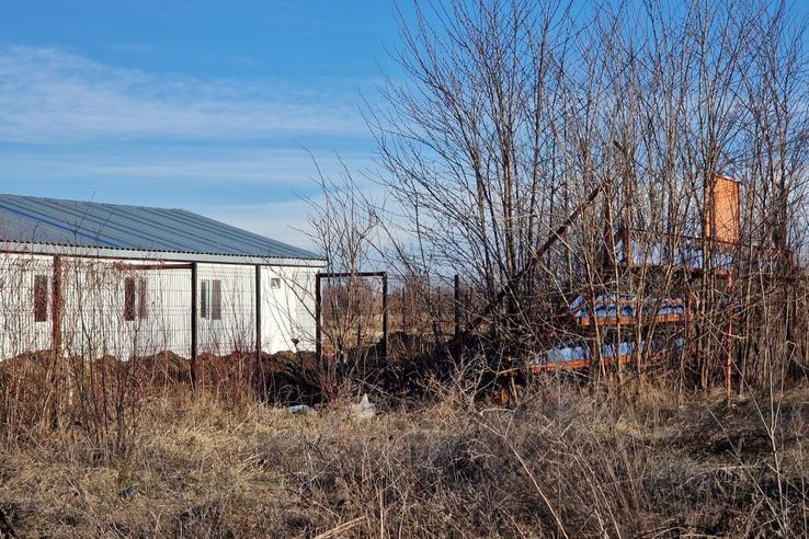Magazin cu murături și barăci fără autorizație în baza sportivă de 300.000 de euro, din comuna Conțești, județul Dâmbovița (foto: Maria Andrieș/Libertatea)