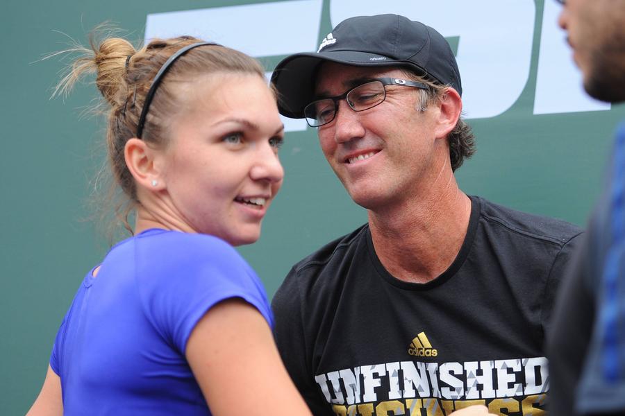 Simona Halep și Darren Cahill după ce românca a câștigat trofeul de la Indian Wells în 2015, primul turneu la care australianul a apărut în calitate de antrenor consultant FOTO Imago Images Simona Halep, vârtej de antrenori în cincisprezece ani și un punct de stabilitate: Darren Cahill