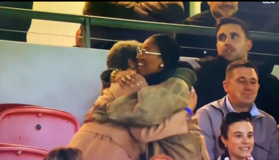 Sora și bunica lui Myles Lewis Skelly, îmbrățișându-se după golul de 1-0 al Angliei contra Albaniei / Foto: Captură ITV A bătut recordul și și-a făcut bunica să plângă » Puștiul îl confundase pe selecționer cu un curier Uber Eats!