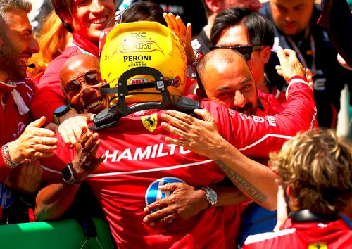 Lewis Hamilton a dat o lecție de tactică în cursa sprint de pe circuitul din Shanghai, reușind prima sa victorie ca pilot Ferrari