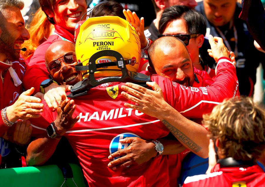 Lewis Hamilton a dat o lecție de tactică în cursa sprint de pe circuitul din Shanghai, reușind prima sa victorie ca pilot Ferrari Lewis Hamilton, exuberant după primul succes la Ferrari: „Am spus întotdeauna că Roma nu a fost construită într-o zi”
