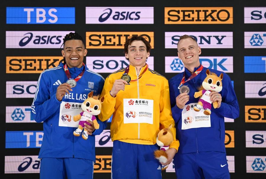 Armand Duplantis (mijloc), alături de Emmanouil Karalis (stânga) și Sam Kendrick (dreapta), podiumul CM indoor 2025 Foto: Guliver/GettyImages Armand Duplantis, pentru a treia campion mondial în sală, a ajuns la 102 sărituri cu prăjina de peste 6,00 metri!