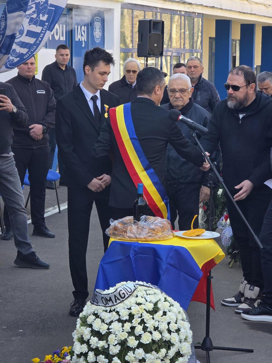 Fiul lui Vasile Simionaș (cel care dă mâna cu primarul) și nepotul lui Vasile Simionaș, cel care a primit medalia de cetățean de onoare Mare de oameni la despărțirea de una dintre legendele fotbalului românesc