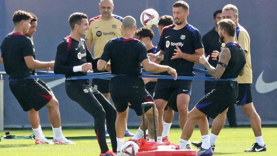 Fotbaliștii Barcelonei la antrenament, folosind benzile de rezistență elastică Barcelona are un nou „guru”! Echipa lui Hansi Flick dă parametrii peste cap