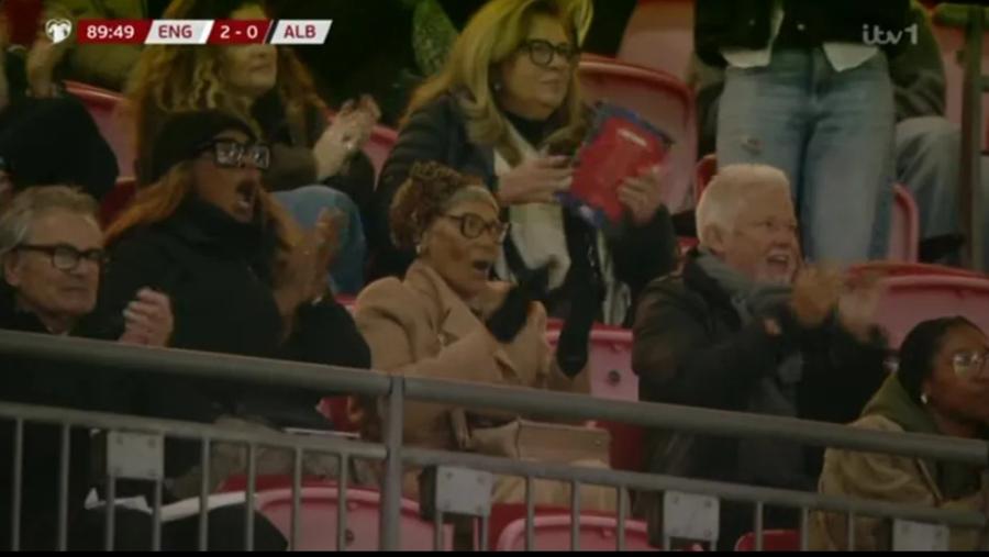 Bunica și sora lui Myles Lewis-Skelly aplaudă pe Wembley golul debutantului în naționala Angliei / Foto: captură ITV A bătut recordul și și-a făcut bunica să plângă » Puștiul îl confundase pe selecționer cu un curier Uber Eats!