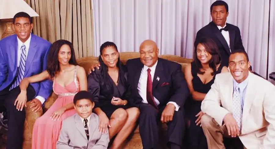 George Foreman alături de 6 dintre copiii lui George Foreman a avut 5 băieți și toți au primit același nume » Care este motivul și ce poreclă are fiecare