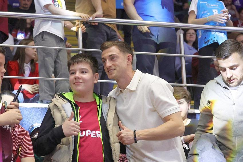 Claudiu Micovschi, la poze cu fanii // foto: Ionuț Iordache (GSP)