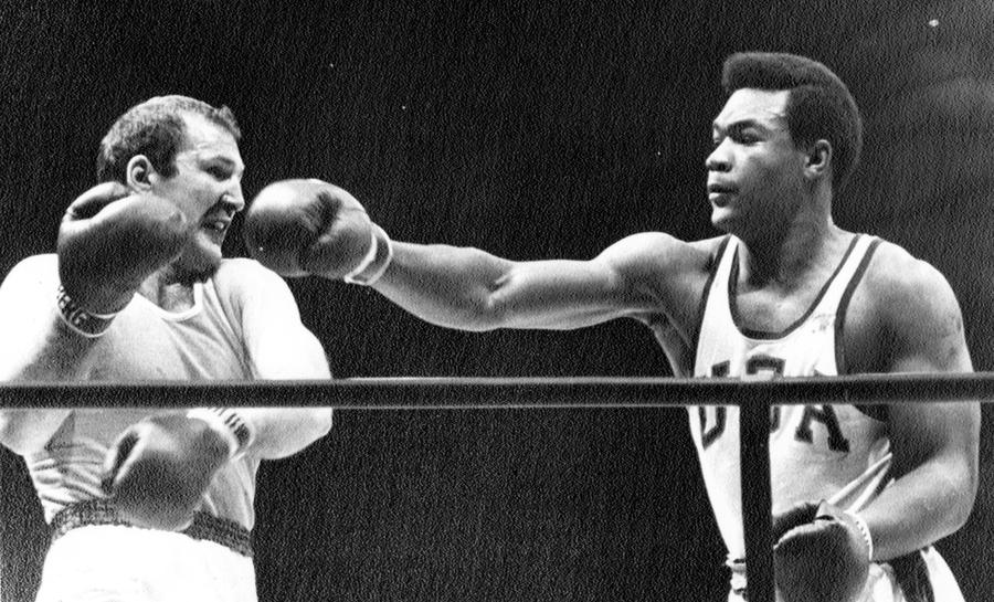 George Foreman, în ring cu Jonas Cepulis, în finala Jocurilor Olimpice din 1968/Foto: Imago Images George Foreman, „artistul knock-out-urilor”, a murit: „O forță a binelui” » A boxat în celebrul „Rumble in the jungle”, primul meci organizat de Don King, cu 5 milioane de dolari pe masă