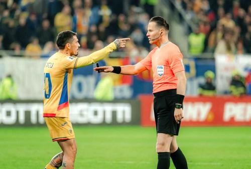 Danny Makkelie l-a înfuriat și pe căpitanul Nicolae Stanciu, refuzând un penalty evident în România - Bosnia 0-1 / Foto: Imago