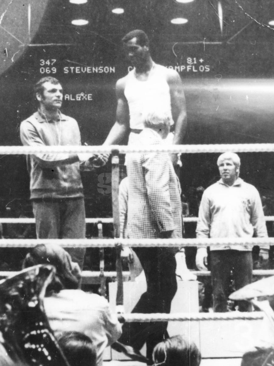 „Eram convins că produc miracolul, dar mă rodea stomacul” » Cine este Ion Alexe, singurul român care l-a înfruntat pe marele George Foreman: „Mi-a spart arcada, și eu pe-a lui. Mi-am spus: e momentul!”