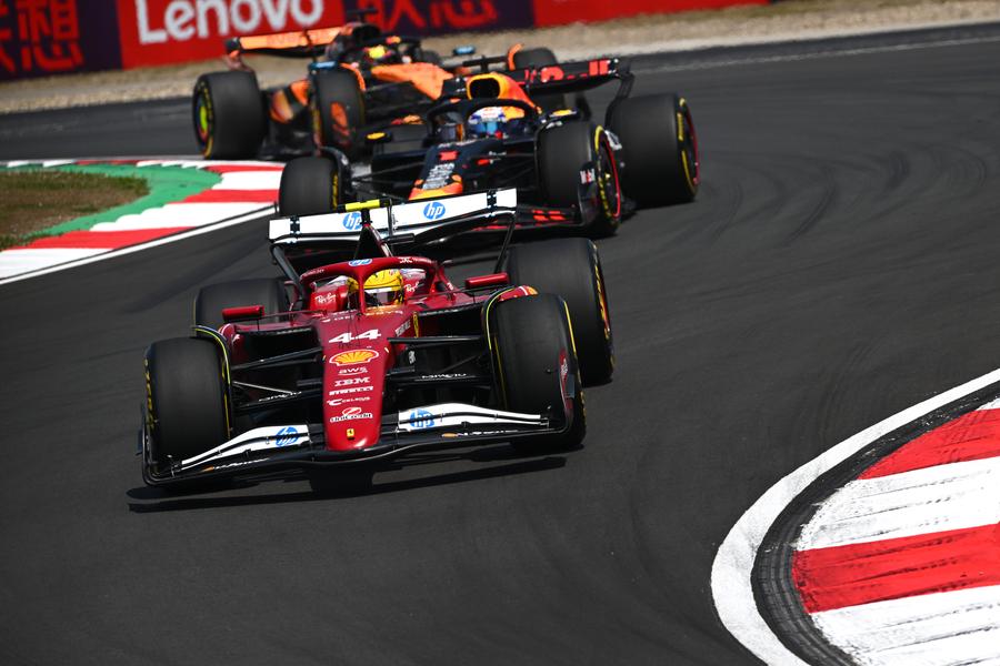 Lewis Hamilton în fața lui Oscar Piastri și Max Verstappen, foto: Guliver/gettyimages Lecție tactică și prim triumf pentru Lewis Hamilton la Ferrari! Clasamentele complete la piloți și constructori în Formula 1, după cursa sprint din China