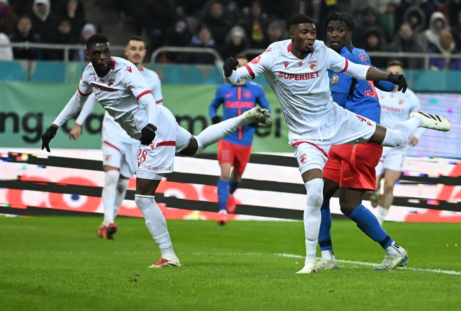 Kennedy Boateng (în dreapta) și Josue Homawoo (în stânga), jucând în FCSB - Dinamo // foto: Imago Images Titulari în naționala lor, fotbaliștii de la Dinamo nu au reușit să bată Mauritania » Rivalul din play-off-ul Superligii a fost decisiv